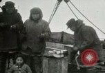 Standbild Captain Pedersen von Whaler Herman Trades mit Eskimos Indian Point Alaska USA, 1915, aus Sekunde 20 historischem Filmmaterial Videoclip 65675020846