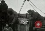 Standbild Captain Pedersen von Whaler Herman Trades mit Eskimos Indian Point Alaska USA, 1915, aus Sekunde 21 historischem Filmmaterial Videoclip 65675020846