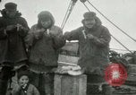 Standbild Captain Pedersen von Whaler Herman Trades mit Eskimos Indian Point Alaska USA, 1915, aus Sekunde 25 historischem Filmmaterial Videoclip 65675020846