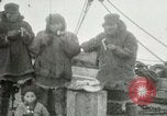 Standbild Captain Pedersen von Whaler Herman Trades mit Eskimos Indian Point Alaska USA, 1915, aus Sekunde 26 historischem Filmmaterial Videoclip 65675020846