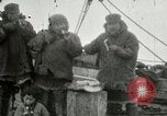 Standbild Captain Pedersen von Whaler Herman Trades mit Eskimos Indian Point Alaska USA, 1915, aus Sekunde 27 historischem Filmmaterial Videoclip 65675020846