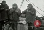 Standbild Captain Pedersen von Whaler Herman Trades mit Eskimos Indian Point Alaska USA, 1915, aus Sekunde 28 historischem Filmmaterial Videoclip 65675020846