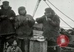 Standbild Captain Pedersen von Whaler Herman Trades mit Eskimos Indian Point Alaska USA, 1915, aus Sekunde 29 historischem Filmmaterial Videoclip 65675020846