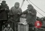 Standbild Captain Pedersen von Whaler Herman Trades mit Eskimos Indian Point Alaska USA, 1915, aus Sekunde 30 historischem Filmmaterial Videoclip 65675020846