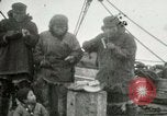 Standbild Captain Pedersen von Whaler Herman Trades mit Eskimos Indian Point Alaska USA, 1915, aus Sekunde 31 historischem Filmmaterial Videoclip 65675020846