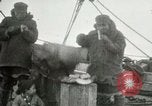Standbild Captain Pedersen von Whaler Herman Trades mit Eskimos Indian Point Alaska USA, 1915, aus Sekunde 32 historischem Filmmaterial Videoclip 65675020846