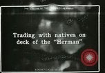 Standbild Captain Pedersen von Whaler Herman Trades mit Eskimos Indian Point Alaska USA, 1915, aus Sekunde 59 historischem Filmmaterial Videoclip 65675020846