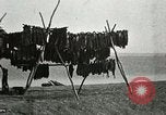 Standbild Alaskan Dorf Alaska USA, 1915, aus Sekunde 17 historischem Filmmaterial Videoclip 65675020847
