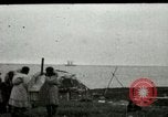 Standbild Eskimo Village Point Barrow Alaska USA, 1915, aus Sekunde 27 historischem Filmmaterial Videoclip 65675020852