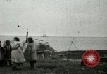 Standbild Eskimo Village Point Barrow Alaska USA, 1915, aus Sekunde 30 historischem Filmmaterial Videoclip 65675020852
