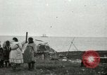 Standbild Eskimo Village Point Barrow Alaska USA, 1915, aus Sekunde 32 historischem Filmmaterial Videoclip 65675020852