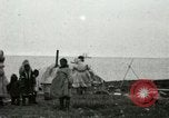 Standbild Eskimo Village Point Barrow Alaska USA, 1915, aus Sekunde 33 historischem Filmmaterial Videoclip 65675020852