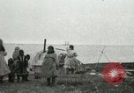 Standbild Eskimo Village Point Barrow Alaska USA, 1915, aus Sekunde 34 historischem Filmmaterial Videoclip 65675020852
