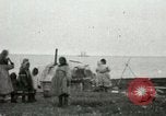 Standbild Eskimo Village Point Barrow Alaska USA, 1915, aus Sekunde 35 historischem Filmmaterial Videoclip 65675020852