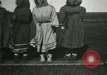 Standbild Eskimo Village Point Barrow Alaska USA, 1915, aus Sekunde 59 historischem Filmmaterial Videoclip 65675020852
