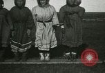 Standbild Eskimo Village Point Barrow Alaska USA, 1915, aus Sekunde 60 historischem Filmmaterial Videoclip 65675020852