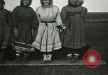 Standbild Eskimo Village Point Barrow Alaska USA, 1915, aus Sekunde 61 historischem Filmmaterial Videoclip 65675020852