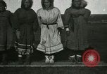 Standbild Eskimo Village Point Barrow Alaska USA, 1915, aus Sekunde 62 historischem Filmmaterial Videoclip 65675020852