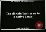 Standbild Native Esquimau Tanz Point Barrow Alaska USA, 1915, aus Sekunde 4 historischem Filmmaterial Videoclip 65675020854