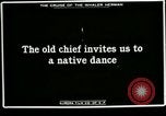 Standbild Native Esquimau Tanz Point Barrow Alaska USA, 1915, aus Sekunde 5 historischem Filmmaterial Videoclip 65675020854