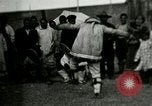 Standbild Native Esquimau Tanz Point Barrow Alaska USA, 1915, aus Sekunde 27 historischem Filmmaterial Videoclip 65675020854