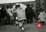 Standbild Native Esquimau Tanz Point Barrow Alaska USA, 1915, aus Sekunde 32 historischem Filmmaterial Videoclip 65675020854