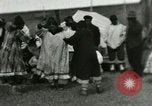 Standbild Native Esquimau Tanz Point Barrow Alaska USA, 1915, aus Sekunde 40 historischem Filmmaterial Videoclip 65675020854