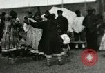 Standbild Native Esquimau Tanz Point Barrow Alaska USA, 1915, aus Sekunde 42 historischem Filmmaterial Videoclip 65675020854