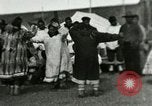 Standbild Native Esquimau Tanz Point Barrow Alaska USA, 1915, aus Sekunde 45 historischem Filmmaterial Videoclip 65675020854