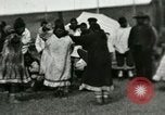 Standbild Native Esquimau Tanz Point Barrow Alaska USA, 1915, aus Sekunde 46 historischem Filmmaterial Videoclip 65675020854