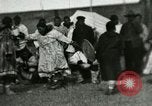 Standbild Native Esquimau Tanz Point Barrow Alaska USA, 1915, aus Sekunde 50 historischem Filmmaterial Videoclip 65675020854