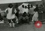 Standbild Native Esquimau Tanz Point Barrow Alaska USA, 1915, aus Sekunde 57 historischem Filmmaterial Videoclip 65675020854