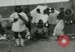 Standbild Native Esquimau Tanz Point Barrow Alaska USA, 1915, aus Sekunde 59 historischem Filmmaterial Videoclip 65675020854
