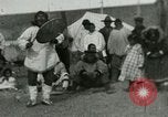 Standbild Native Esquimau Tanz Point Barrow Alaska USA, 1915, aus Sekunde 60 historischem Filmmaterial Videoclip 65675020854