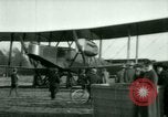 Immagine di Presidente Woodrow Wilson ispeziona aerei bombardieri Washington DC Bolling Field USA, 1918, secondo 42 filmato di repertorio 65675020880