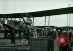 Immagine di Presidente Woodrow Wilson ispeziona aerei bombardieri Washington DC Bolling Field USA, 1918, secondo 46 filmato di repertorio 65675020880