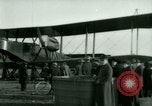 Immagine di Presidente Woodrow Wilson ispeziona aerei bombardieri Washington DC Bolling Field USA, 1918, secondo 47 filmato di repertorio 65675020880