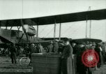 Immagine di Presidente Woodrow Wilson ispeziona aerei bombardieri Washington DC Bolling Field USA, 1918, secondo 48 filmato di repertorio 65675020880