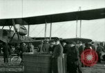 Immagine di Presidente Woodrow Wilson ispeziona aerei bombardieri Washington DC Bolling Field USA, 1918, secondo 50 filmato di repertorio 65675020880
