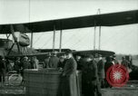 Immagine di Presidente Woodrow Wilson ispeziona aerei bombardieri Washington DC Bolling Field USA, 1918, secondo 51 filmato di repertorio 65675020880