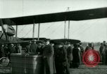 Immagine di Presidente Woodrow Wilson ispeziona aerei bombardieri Washington DC Bolling Field USA, 1918, secondo 53 filmato di repertorio 65675020880