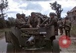 Standbild alliierten Truppen Förderung durch Ruinen und Strand Hindernisse Valognes Frankreich, 1944, aus Sekunde 1 historischem Filmmaterial Videoclip 65675020907