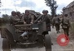 Standbild alliierten Truppen Förderung durch Ruinen und Strand Hindernisse Valognes Frankreich, 1944, aus Sekunde 3 historischem Filmmaterial Videoclip 65675020907
