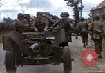 Standbild alliierten Truppen Förderung durch Ruinen und Strand Hindernisse Valognes Frankreich, 1944, aus Sekunde 4 historischem Filmmaterial Videoclip 65675020907