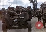 Standbild alliierten Truppen Förderung durch Ruinen und Strand Hindernisse Valognes Frankreich, 1944, aus Sekunde 5 historischem Filmmaterial Videoclip 65675020907