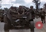 Standbild alliierten Truppen Förderung durch Ruinen und Strand Hindernisse Valognes Frankreich, 1944, aus Sekunde 6 historischem Filmmaterial Videoclip 65675020907