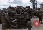 Standbild alliierten Truppen Förderung durch Ruinen und Strand Hindernisse Valognes Frankreich, 1944, aus Sekunde 7 historischem Filmmaterial Videoclip 65675020907