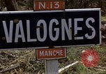 Standbild alliierten Truppen Förderung durch Ruinen und Strand Hindernisse Valognes Frankreich, 1944, aus Sekunde 10 historischem Filmmaterial Videoclip 65675020907