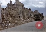 Standbild alliierten Truppen Förderung durch Ruinen und Strand Hindernisse Valognes Frankreich, 1944, aus Sekunde 13 historischem Filmmaterial Videoclip 65675020907