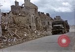 Standbild alliierten Truppen Förderung durch Ruinen und Strand Hindernisse Valognes Frankreich, 1944, aus Sekunde 14 historischem Filmmaterial Videoclip 65675020907